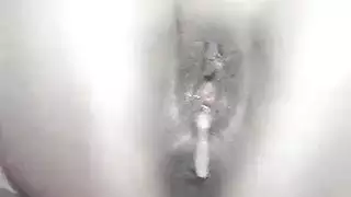 علاقة محرمة: امرأة خبيرة وعشيق شاب متحمس