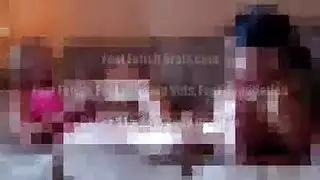 مص ثنائي اللغة: مترجمة تمص قضيبًا أثناء العمل على الشاشة