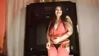 مرا وراكها سمينة ترقص وتتشرمط على جوزها الإباحية
