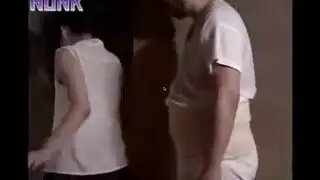 الرجل الخشن الياباني يفعل اثنين من الديوك