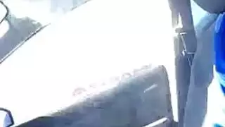 كوغار ناضجة تشغل محركها بأداة ميكانيكي صلبة