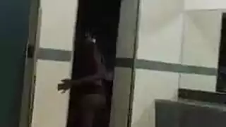 إباحية سحاقية مبللة: فتيات خجولات يلمسن بعضهن بعد الاستحمام