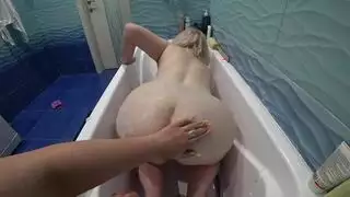 العاهرة الناضجة تُغسل بالصابون ثم تُملأ بالسائل المنوي