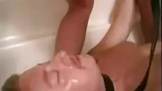 عربي يرى زوجته تناك من صاحبه