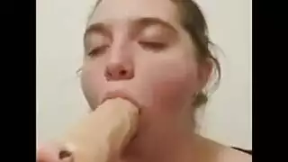 التلميذة المشاغبة أليسا سيمبسون تتلقى قذفًا على وجهها ونظاراتها
