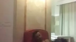 تدخل عليه امه وتستمتع بزبه في محل زوجها