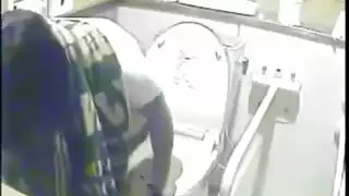 سيسي خاضع يقذف من فيبراتور شرجي على المرحاض