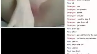 امرأة شابة تستمني في شورتها المنزلي المريح