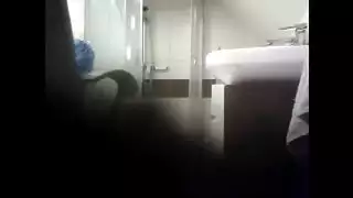 اخ يتسلل الي غرفة اخته في ليل