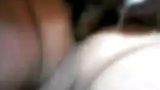 فتاة مرتدية الجوارب تأخذ قضيبًا وهي ترتدي جوارب مطبوعة بحيوانات حتى الفخذ