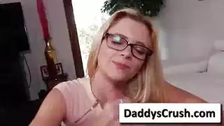 اختراق شرجي عميق لرايلي ستار في وضع الركوع