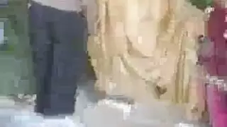جنس صريح في مقطورة مع فتاة ترتدي تنورة وحافية القدمين