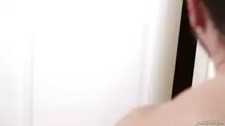 ميلف ساخنة، ميرسيدس كاريرا، تطلق غضبها بمضرب ثم بقضيب