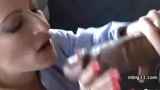 عاهرة هاوية تُملأ بقضيب أسود هائل
