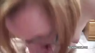 تقيؤ حلق امرأة ناضجة يؤدي إلى اختراق مهبل مبلل