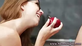 الفحول الشباب يستمنون ويقذفون معًا في المدرسة