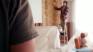 ثلاثي ثنائي الجنس: مايلي سايروس تأخذه في كل الفتحات