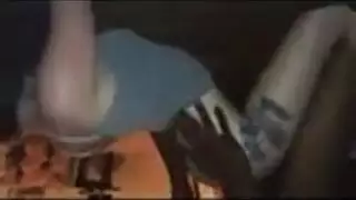إيما في جماع جماعي في الحمام مع أفضل صديقاتها
