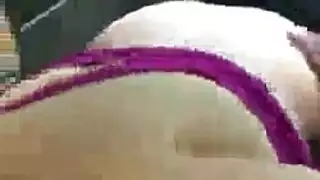 لعبة الشقراء الجنسية تمص قضيب الرئيس بعمق مثل نجمة بورن