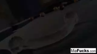 مباراة بلياردو ذات أثداء كبيرة تنتهي بجنس عنيف وقذف على الوجه