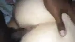 فتاة نحيفة بكثيف كس تصرخ من المتعة أثناء تناك قوي