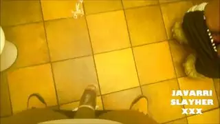 النيك بالكابوت في حمام المطعم و زب كبير يخترق احلى طيز