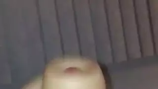 الأم لصقت يدها في المطبخ
