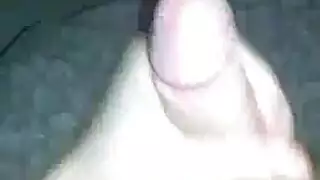 قضيب صلب كبير يملأ مؤخرتها الممتدة