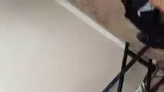 الشباب كريستينا يركب لعبتها الكبيرة على الشاطئ في سان بيرجو من خلال نافذة