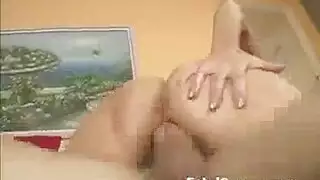 يأس أم شقراء ماليًا يؤدي إلى فعل إباحي صريح