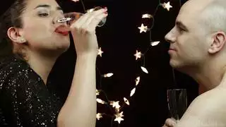 عجوز يشرب من فرارها في المنزل