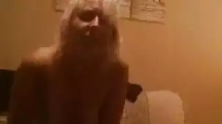 الفتاة الشقراء الجريئة تهتم فقط بلذتها