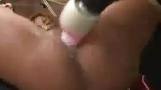 بنت تدعك كسها علي المخدة