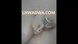 فتاة مغربية تناك كسها بقنينة كريم عذرية قاسية