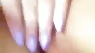 تلمس نفسها حتى النشوة ثم تطالب بقضيبه الصلب