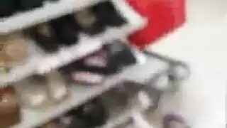منحنية في الحمام: تنورة مرفوعة، كس جاهز للزبر