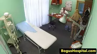 طبيب يلعب بكس المريضة ويمصو