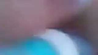 عربية ممتلئة تظهر فخذيها السميكين وفتحة مهبلها المبلولة