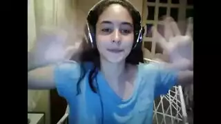 مراهقة تظهر ثدييها وأكثر