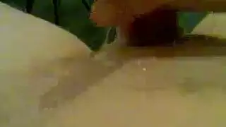 حركة فردية صريحة: شاب بقضيب كبير يفرك عضوه