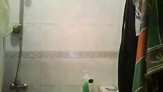 كاميرا سيلفي عارية في الحمام: جلسة تدليك مهبل مبلل