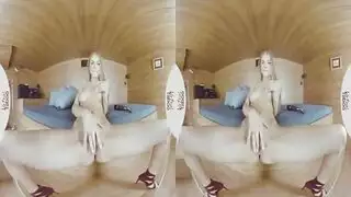 ملكة شرجية شقراء تأخذ قضيبًا أسود مزيفًا ضخمًا