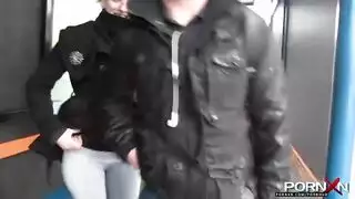 حمل حافلة: كلبة تبتلع many قذف