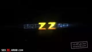 مص حلمات الأم بينما المترجم يمارس الجنس بقوة