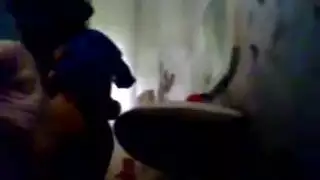 زوجة الأخ تمارس وضعية الكلب العنيفة في الحمام