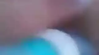 مغربية ساخنة تأخذ قضيب مطاطي عميق في مهبلها المبلل