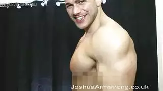 رجل مستثار يأخذ عدة أقراص صلبة في مؤخرته الضيقة