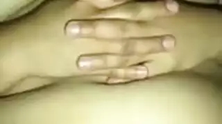 تتظاهر بعدم الوعي من أجل جنس شرجي مزدوج صريح