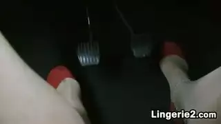 برونيت ذات أثداء مشعرة طبيعية تمارس الجنس الفموي العميق