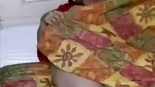 إباحية زنا الحيوان: حيوان يركب عاهرة مرتدية البنطال